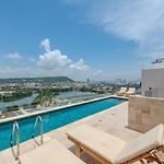 Skyline Loft - Rooftop Pool - Old City